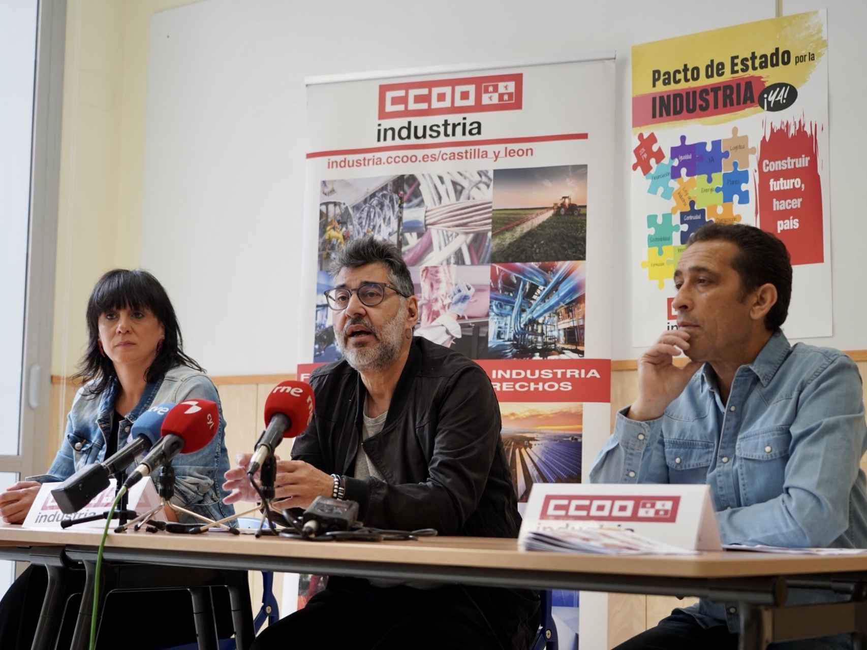 La secretaria general de Industria de CCOO, Garbiñe Espejo, el secretario general en Castilla y León, Vicente Andrés, y el secretario de la Federación de Industria, Gonzalo Díez Piñeles, este martes.