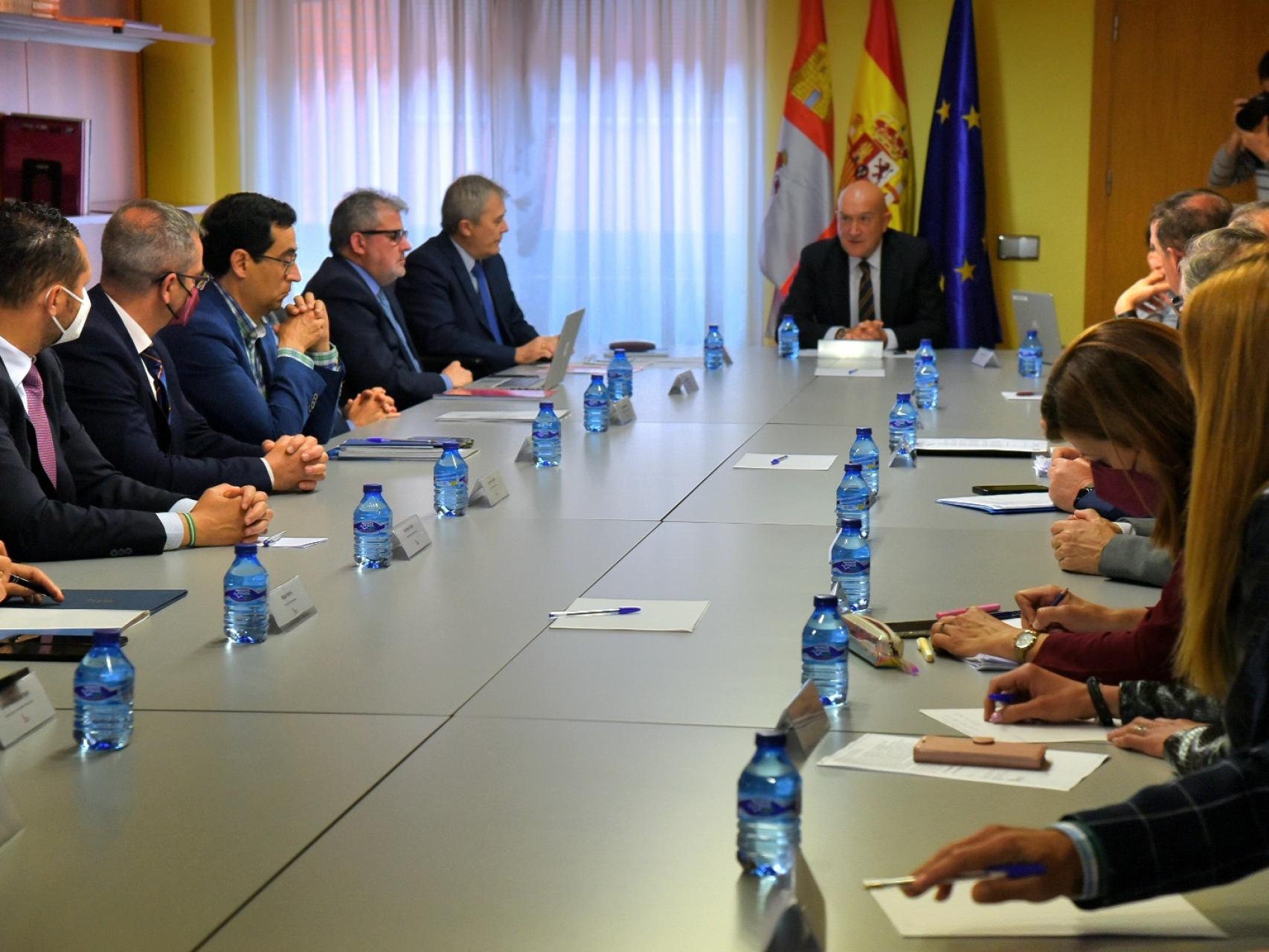 El consejero de Presidencia, Jesús Julio Carnero, preside la reunión de la Comisión Regional de Función Pública.