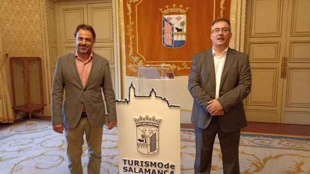 El concejal de Turismo, Fernando Castaño, y el presidente de la Asociación de Escuelas del Español en CyL, Miguel Ángel Benito