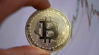 Una moneda de bitcoin.