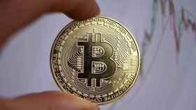 Reproducción de una moneda de bitcoin.