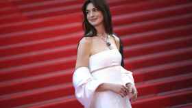 La actriz Anne Hathaway con su diseño nupcial sobre la alfombra roja del festival de Cannes.