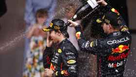 Max Verstappen baña en champán a Sergio 'Checo' Pérez.
