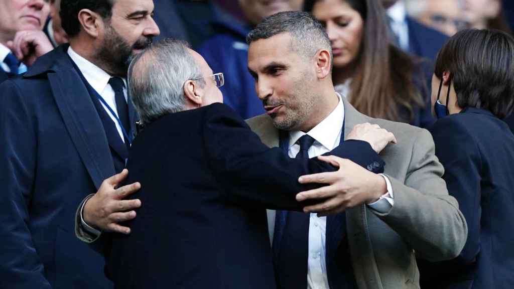 Khaldoon Al Mubarak se abraza con Florentino Pérez