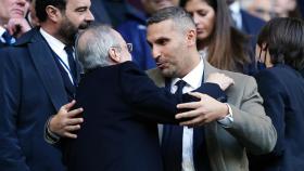 Khaldoon Al Mubarak se abraza con Florentino Pérez