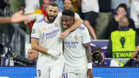 Karim Benzema celebra con Vinicius su gol en la final de la Champions