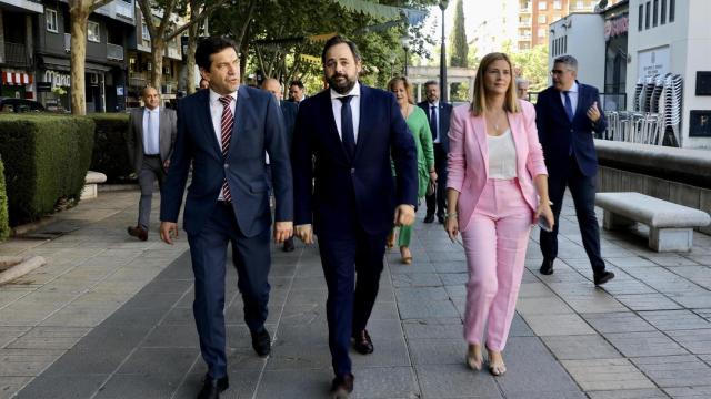 Paco Núñez, en el centro, a su llegada al Auditorio Municipal Pedro Almodóvar de Puertollano (Ciudad Real).