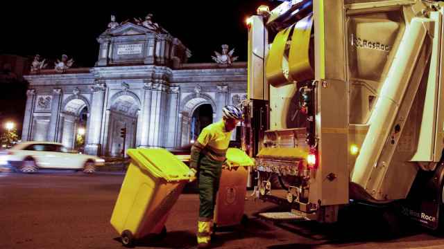 Recogida de residuos junto a la Puerta de Alcalá.