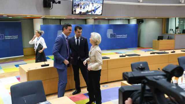 Pedro Sánchez conversa con Ursula von der Leyen durante el Consejo Europeo de Bruselas