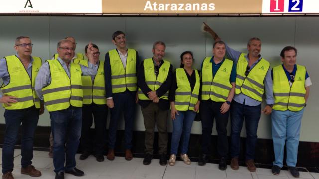 Comerciantes de la Alameda Principal en el interior de la estación Atarazanas del Metro de Málaga.