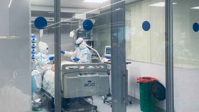 Dos sanitarios atienden a un paciente COVID en el Hospital Virgen de la Victoria de Málaga.