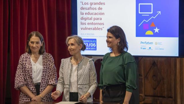 Acto de inauguración de la ''Jornada Ágora'' de la Catedra Telefónica ProFuturo-Upsa. En la imagen la firma del convenio entre la Upsa y Profuturo (De I a D): Beatriz Herranz, directora del territorio centro de Telefónica; Miriam Cortés, rectora de la UPSA; y Milada Tonarelli, gerente de producto e innovación educativa de Profuturo