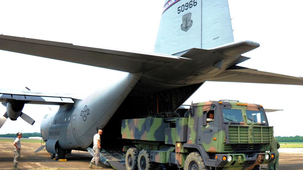 C-130 Hércules junto con un HIMARS