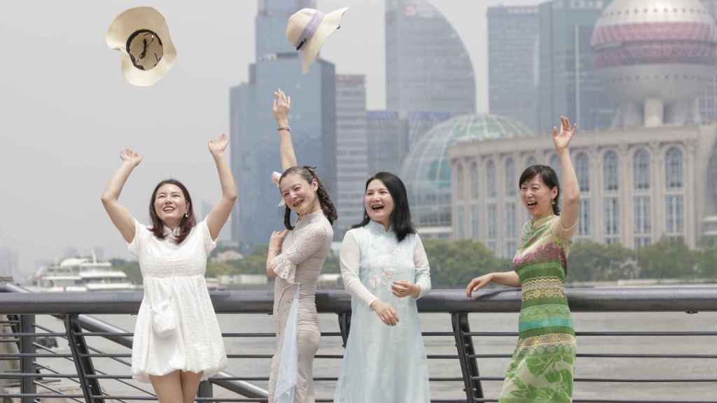 Varias mujeres celebran el final de las restricciones Covid en Shanghái.