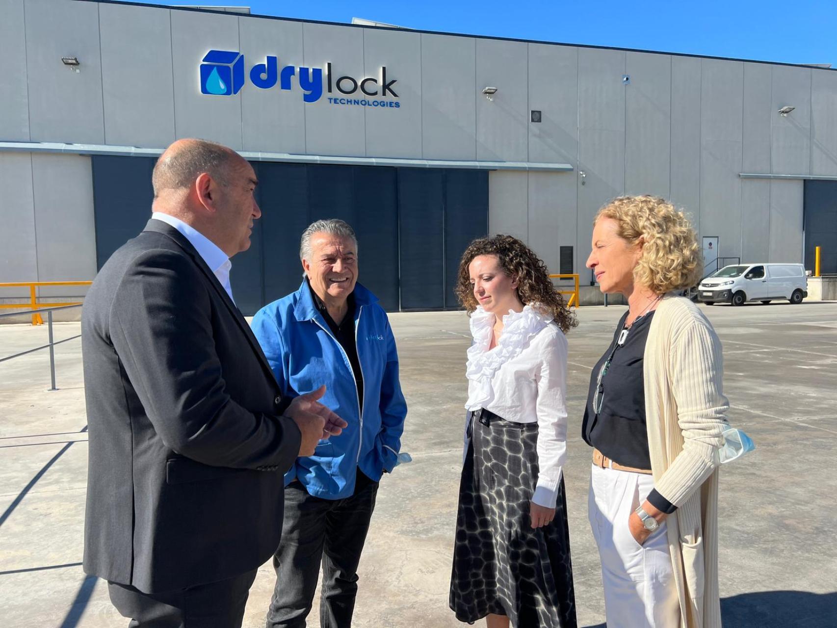 El presidente de la Diputación de Segovia, Miguel Ángel de Vicente, durante su visita a la empresa Drylock, este miércoles.