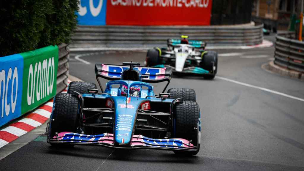 Fernando Alonso y Lewis Hamilton peleando por la posición en el Gran Premio de Monaco