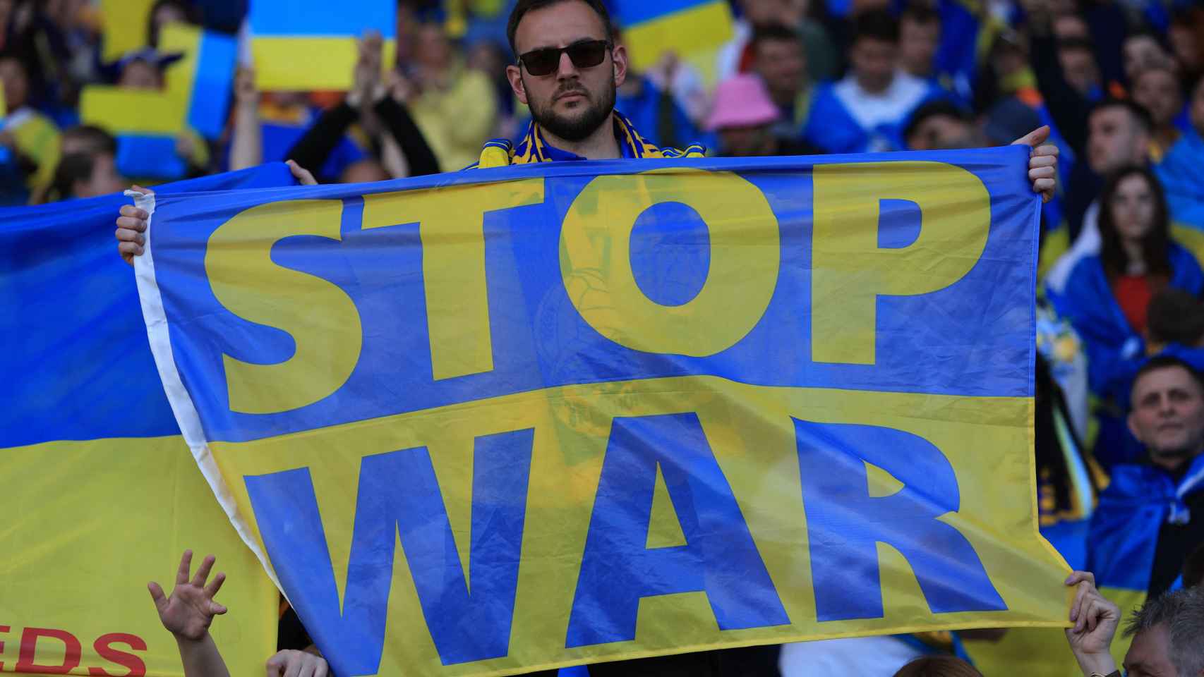'No a la guerra', el mensaje de la bandera de Ucrania en Hampden Park
