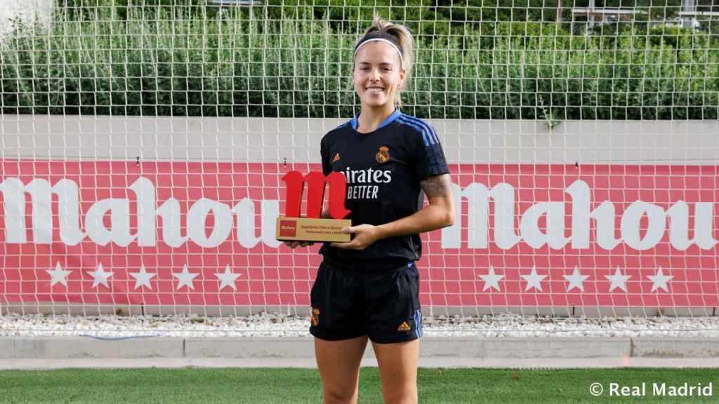 Claudia Zornoza, con el el premio a la Jugadora Cinco Estrellas Mahou del Real Madrid Femenino en la temporada 2021/2022