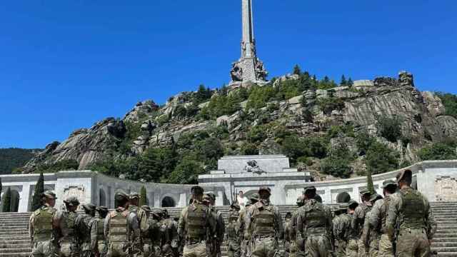 La compañía del Ejército de Tierra esta mañana ante la cruz del Valle de los Caídos..