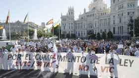 Marcha de taxistas a su llegada a Cibeles y camino de Sol este miércoles en Madrid.