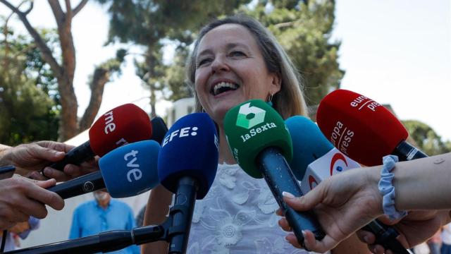 La vicepresidenta primera y ministra de Asuntos Económicos y Transformación Digital, Nadia Calviño, visita la Feria del Libro de Madrid, en el parque del Retiro de la capital española.