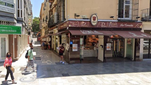 Imagen del establecimiento de La Canasta frente al mercado de Atarazanas.