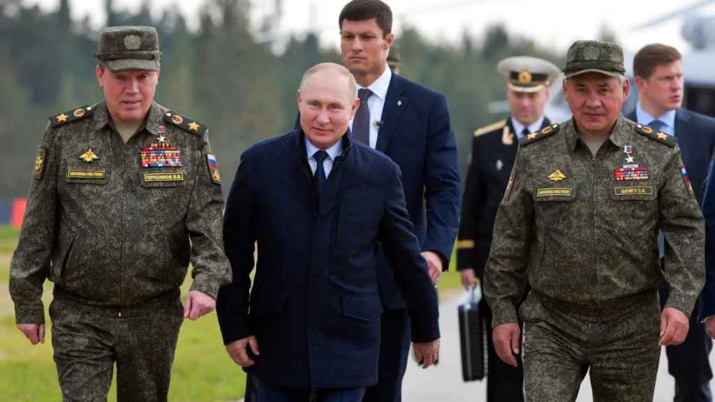 El presidente ruso, Vladimir Putin, acompañado de varios militares.