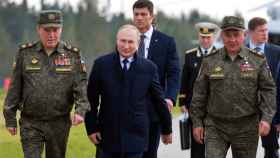 El presidente ruso, Vladimir Putin, acompañado de varios militares.