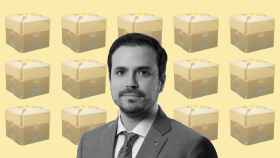 Alberto Garzón, Ministro de Consumo, en un fotomontaje con cajas de botín.