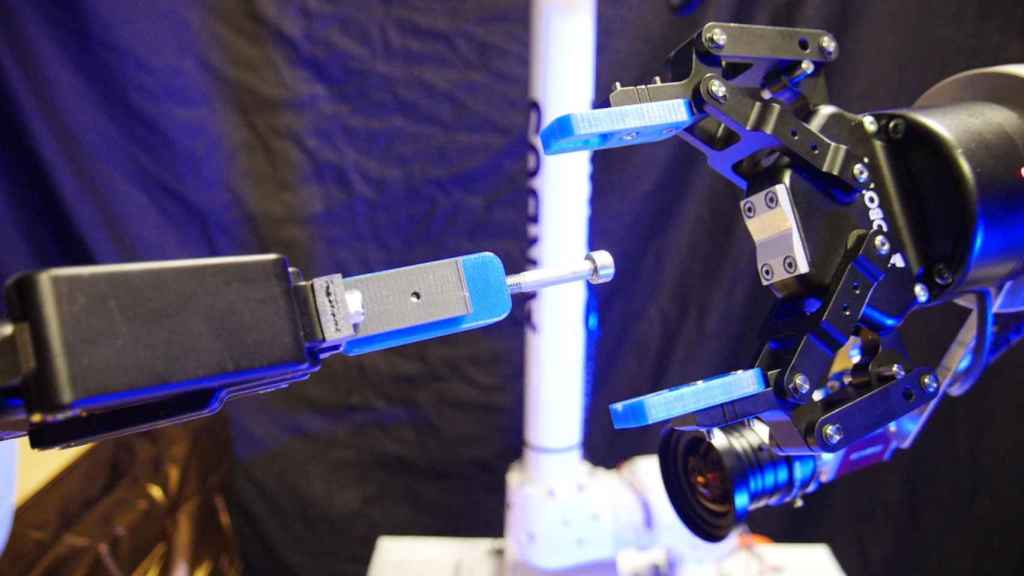Los brazos robóticos pueden ensamblar las piezas construidas en Metal3D