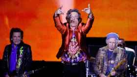 Mick Jagger, Keith Richards (d) y Ronnie Wood (i) durante el concierto en el Wanda Metropolitano.