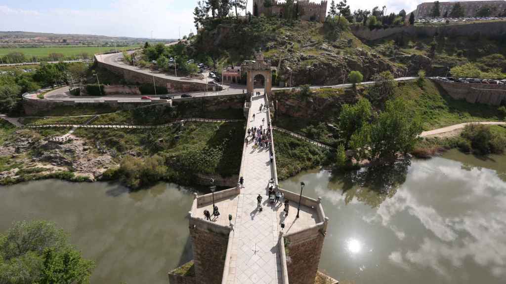 Una imagen del Puente de Alcántara de Toledo cruzando el río Tajo.