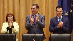 Pedro Sánchez  este miércoles con Héctor Gómez y Cristina Narbona en el Congreso.