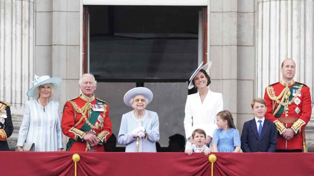 Isabel II, con el príncipe Carlos, Camilla, los duques de Camnbridge y sus niños