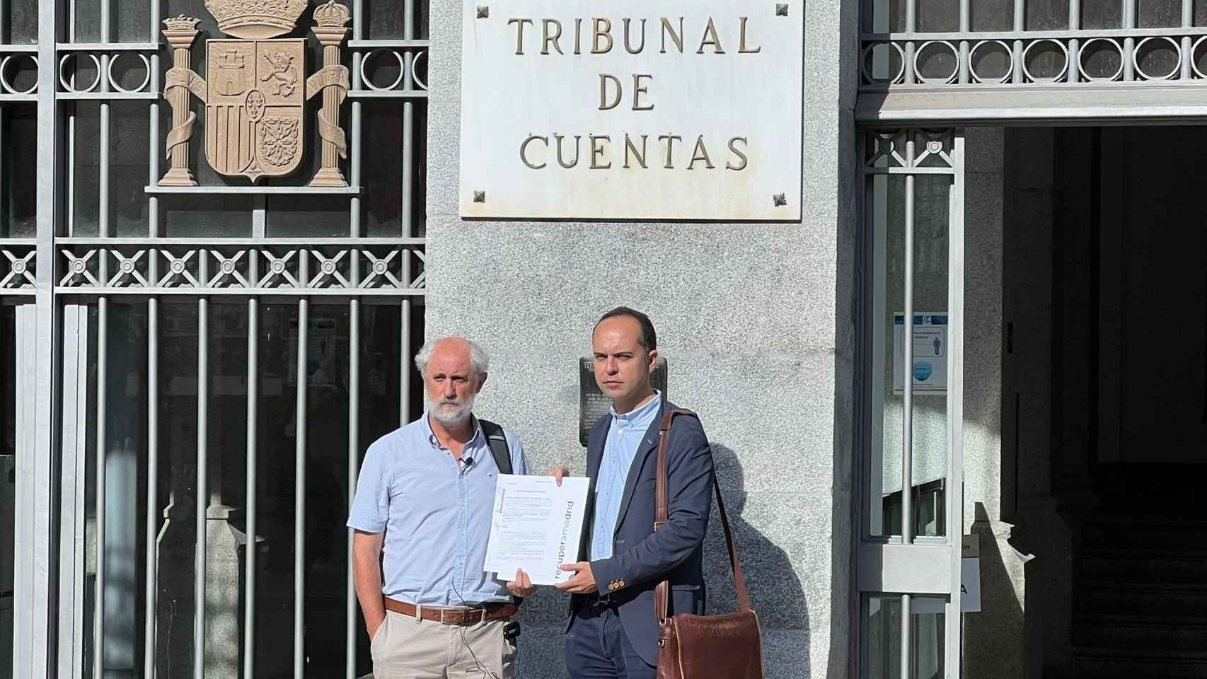 Luis Cueto y José Manuel Calvo presentan la denuncia ante el Tribunal de Cuentas.