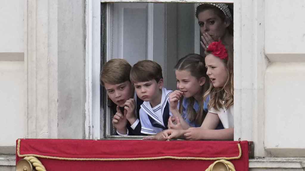 La princesa Beatriz, detrás de sus sobrinos.