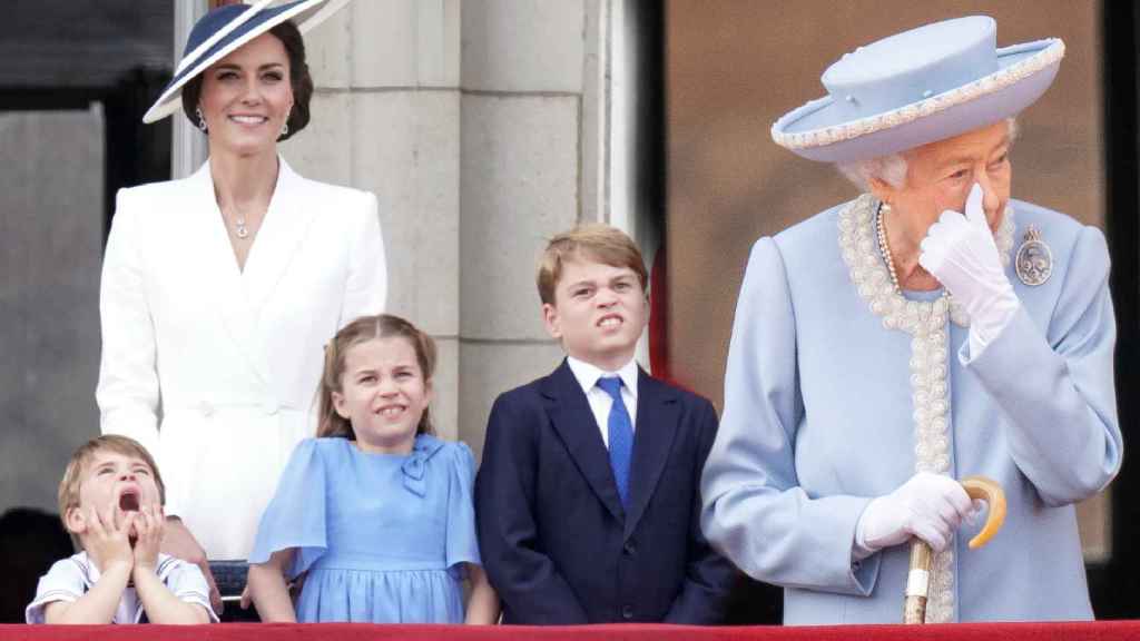 Los duques de Cambridge y sus hijos en el balcón de Buckingham, y la Reina, emocionada.