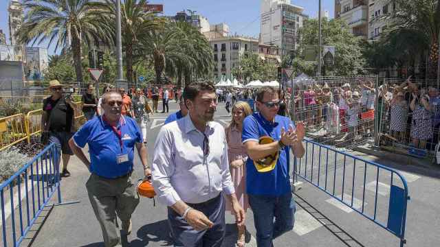 El alcalde de Alicante, Luis Barcala, critica la propuesta de trasladar las mascletàs de Luceros.