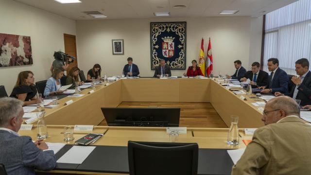 El procurador de Ciudadanos, Francisco Igea, en primer plano durante la reunión de la Junta de Portavoces, este jueves.