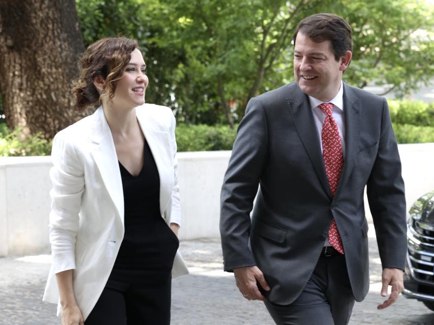 La presidenta de la Comunidad de Madrid, Isabel Díaz Ayuso, y el presidente de la Junta, Alfonso Fernández Mañueco, a su llegada al VIII Foro Guadarrama, este jueves.