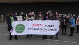 Acto de protesta de la Plataforma 'Gajates sin Mierda' ante la Delegación de la Junta en Salamanca
