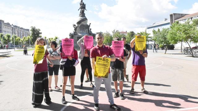 Jóvenes se manifiestan a favor de Pablo junto a la estatua de Colón