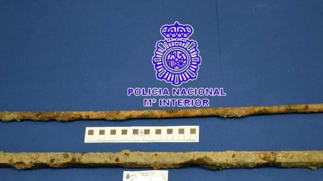 Amenaza con un palo de hierro a una mujer que le recriminó que tirara la basura en la calle