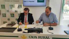 Firma del convenio por el director de Comunicación de Caja Rural de Zamora, Narciso Prieto, y el presidente de Radio Taxi Valladolid, Alberto Romo