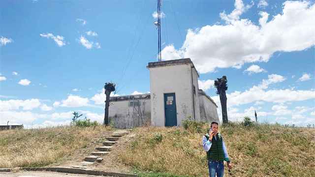 El alcalde de Castrejón de Trabancos, Moises Santana, busca cobertura en lo alto del pueblo