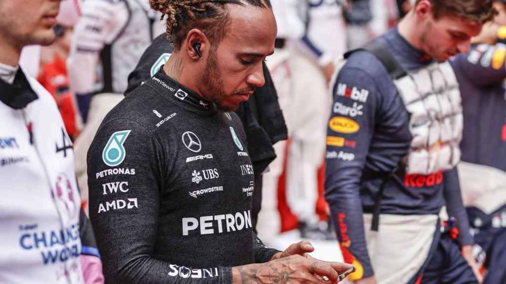 Lewis Hamilton junto a Max Verstappen en la presentación del Gran Premio de Monaco