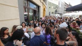 Personas agolpadas ante la tienda de Shein en la calle Fuencarral de Madrid.
