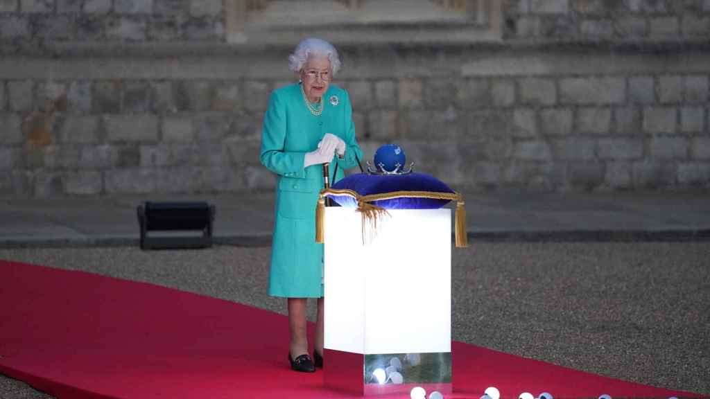 Isabel II, este jueves, 2 de junio, por la noche, en el encendido de llamas en su honor.