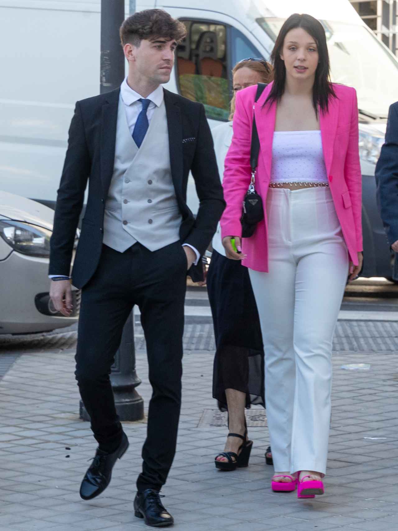 Zayra Gutiérrez junto a su novio, Miki Mejías, llegando a la iglesias.
