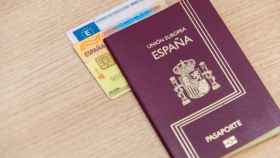 Un DNI y un pasaporte de España.